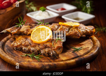 BBQ spare Ribs mit Orange und dips Stockfoto