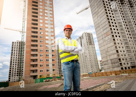 Porträt des Lächelns überzeugt Architekten stehenden Gebäude im Bau Stockfoto