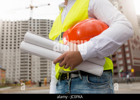 Getönten Nahaufnahme Foto des jungen Architekten posiert auf Baustelle Stockfoto