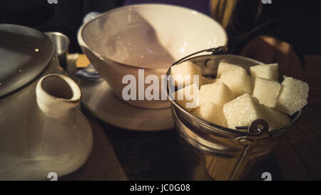 Closeup getönten Bild der Tasse, Zucker und Tee Topf auf Tisch im café Stockfoto