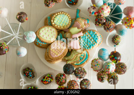 Draufsicht auf Auswahl an Süßigkeiten, Kuchen Pops und Cookies auf Holztisch auf Süßwaren Stockfoto