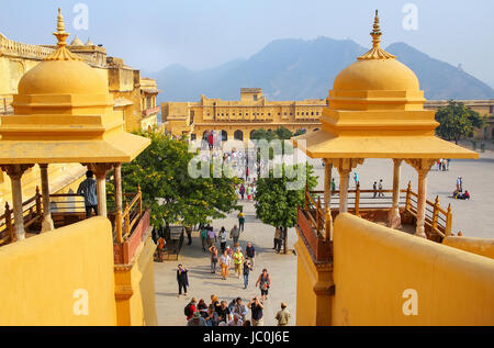 Ansicht von Jaleb Chowk - Haupthof des Amber Fort, Rajasthan, Indien. Amber Fort ist die wichtigste touristische Attraktion in der Umgebung von Jaipur. Stockfoto