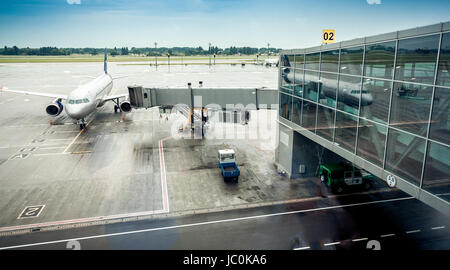 Großes Verkehrsflugzeug parkte neben boarding-Gate im Flughafen-terminal Stockfoto