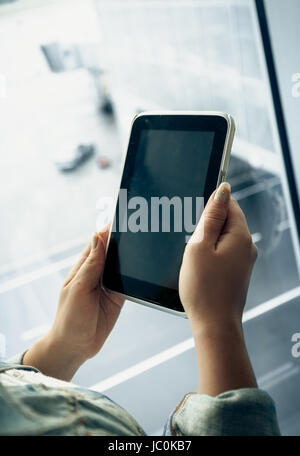 Nahaufnahme Foto Frau mit digital-Tablette am Flughafen-terminal Stockfoto