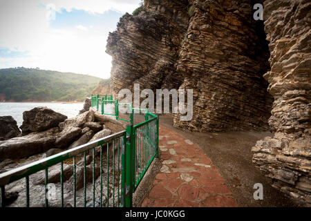 Schöner Gehweg in hohen Klippen am Meer Stockfoto