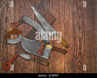 Vintage Küchenmesser und Schärfen von Werkzeugen collage über alten Holztisch, Platz für Ihren text Stockfoto