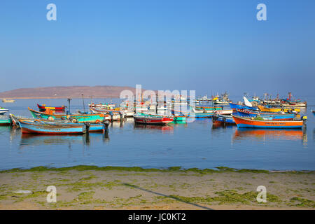 Bunte Fischerboote verankert in Paracas-Bucht, Peru. Paracas ist eine kleine Hafenstadt, catering für Touristen in Paracas Reservat und Ballestas Inseln Stockfoto