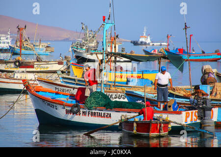 Lokale Fischer auf einem Boot in der Bucht von Paracas, Peru. Paracas ist eine kleine Hafenstadt, catering für Touristen in Paracas Reservat und Ballestas Inseln. Stockfoto