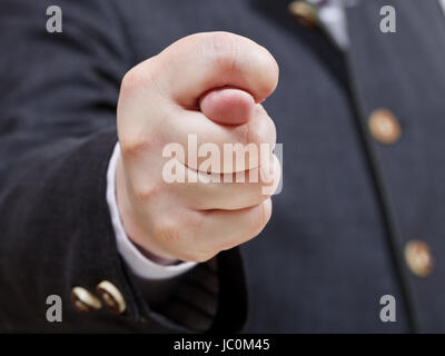 Geschäftsmann hält Fig, die Zeichen up - Handgeste close Stockfoto