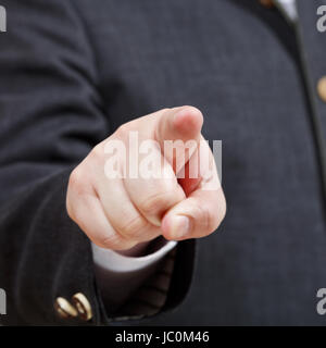 Vorderansicht der Geschäftsmann Punkte durch Zeigefinger close up - Handgeste Stockfoto