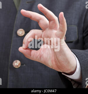 Geschäftsmann zeigt Zeichen up - Handgeste close Okey Stockfoto