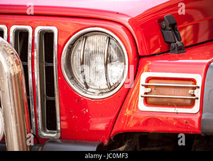 Nahaufnahme Foto des Scheinwerfers rote SUV Stockfoto