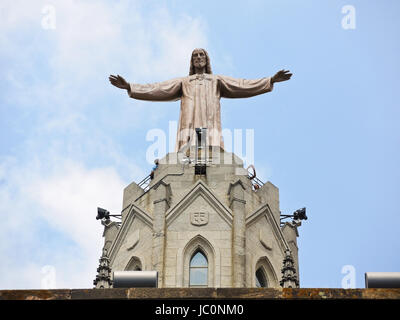 BARCELONA, Spanien - 14. August 2013: Statue Jesus am Expiatory Kirche des Heiligsten Herzens Jesu, Barcelona, Spanien. Das Gebäude ist das Werk des spanisch-katalanischen Architekten Enric Sagnier. Stockfoto