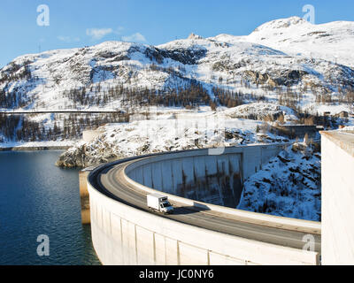 Tignes Damm (Chevril Dam) am Fluss Isere in Frankreich Alpen im winter Stockfoto