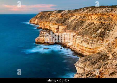 Berühmte Insel Rock auf den steilen Klippen des Kalbarri National Park. Stockfoto