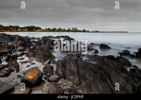 Schwarzer Rock in Penneshaw auf Kangaroo Island. Stockfoto