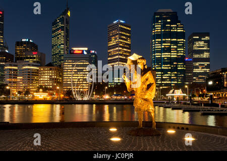 Beleuchtete Statue von Bessie Rischbieth in Perth. Stockfoto