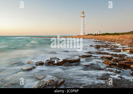 Zeigen Sie niedrigen Leuchtturm im frühen Morgenlicht. Stockfoto