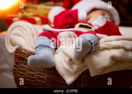 Nahaufnahme Foto von Baby Santa Füsschen in blaue Wolle Socken Stockfoto