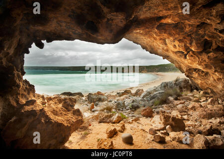 Blick aus einer Höhle in West Bay, im Flinders Chase Nationalpark auf Kangaroo Island. Stockfoto