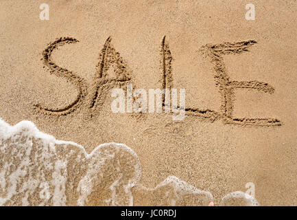 Closeup konzeptionelle Foto der Sommerschlussverkauf geschrieben am Sandstrand Stockfoto