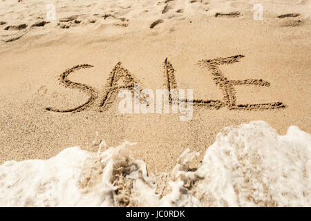 Konzeptionelle Schuss des Wortes abgewaschen Verkauf handschriftlich auf Sand und Wellen Stockfoto