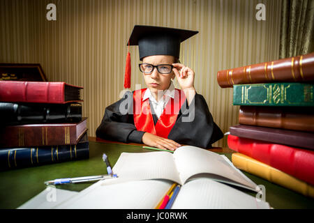 Porträt von kluges Mädchen in dem Studium Mütze und Mantel Blick in die Kamera Stockfoto