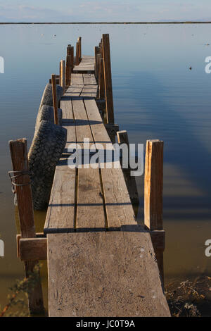 Klapprigen alten hölzernen Dock aus Kleinigkeiten am Salton Meer, California gebaut. Noch von Fischern genutzt. Stockfoto