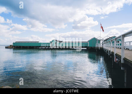 Kopenhagen, Dänemark - 11 August 2016. eigenes Deck zum Schwimmen in der Ostsee von Kopenhagen mit niedlichen grüne Häuser Stockfoto