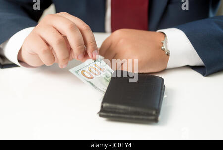 Konzeptionelle Foto der Unternehmer Geld aus der Brieftasche Stockfoto