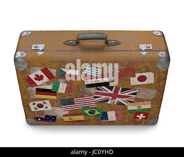 Antiker Koffer mit Briefmarken Flaggen, die jedes Land reiste. Clipping-Pfad enthalten. Stockfoto
