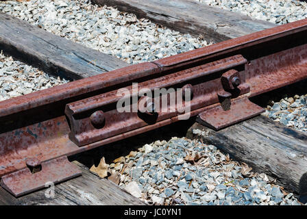 Seitlicher Blick auf verrosteten Bahn Verbindungen mit vier Schrauben verbunden. Stockfoto