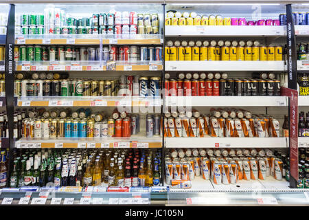 SEOUL, Südkorea - 13. Mai 2017: Bierdosen und Flasche, sowohl im in-als auch im importierten Marken wie Cororna und Budweiser, werden in einem Supermarkt angezeigt Stockfoto