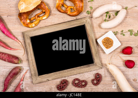 Tafel Mit Textfreiraum Und Weißwurst, Rettich Und Brezeln Stockfoto