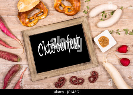 Schild-Oktoberfest Mit Weißwurst Und Brezel Stockfoto