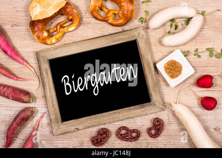 Schild Mit Einer Tafel Biergarten Mit Wurst, Rettich Und Brezeln Stockfoto