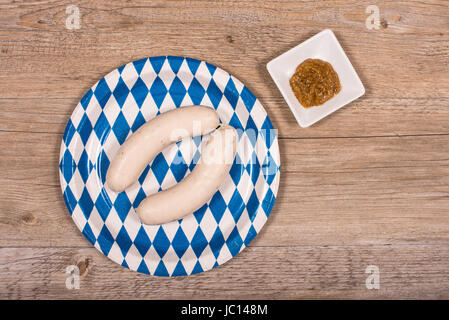 Weißwürste Und Süsser Senf Auf Einem Teller Mit Rauten-in Blau Und weiss Stockfoto