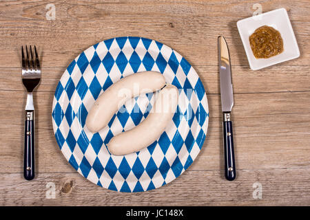 Brotzeit Mit Wurst Und Senf Auf Einem Tisch aus Rustikalen Holz Stockfoto