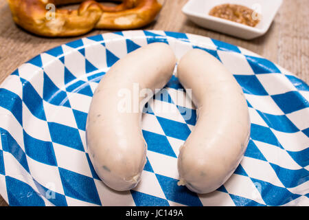 Weißwurst Auf Einem Teller Mit Rauten-in Blau Und weiss Stockfoto