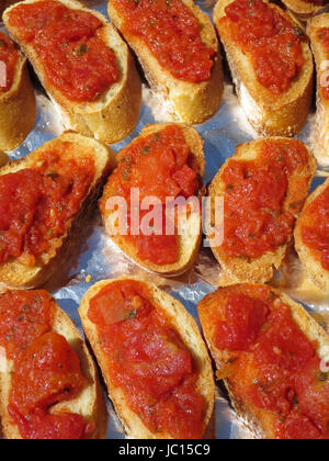 Pfanne leckere Bruschetta Vorspeisen gemacht durch die Verbreitung der Tomatenbasis Bruschetta Sauce auf geröstetem Französisch Toast Scheiben. Stockfoto