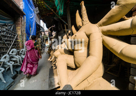 Statuen für religiöse Anlässe werden von Hand aus Stroh und Lehm in der Vorstadt kumartuli gemacht Stockfoto