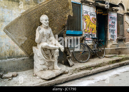 Statuen für religiöse Anlässe werden von Hand aus Fiberglas in der Vorstadt kumartuli gemacht Stockfoto