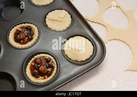 Verfahren zur Herstellung von Mince Pies mit Gebäck und traditionellen Hackfleisch-Füllung Stockfoto