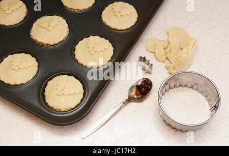 Ungekocht Mince Pies in Konserve Brötchen, Gebäck Reste, Teelöffel und Fräser Stockfoto