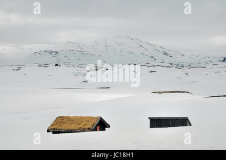 Malerischer Blick auf Häuser, die Hälfte im Schnee in Haukeli, Norwegen begraben Stockfoto