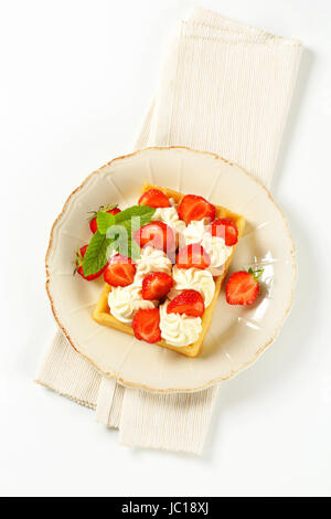 Belgische Waffel mit geschlagener Sahne und frischen Erdbeeren Stockfoto