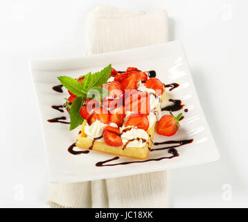 Belgische Waffel mit geschlagener Sahne und frischen Erdbeeren Stockfoto