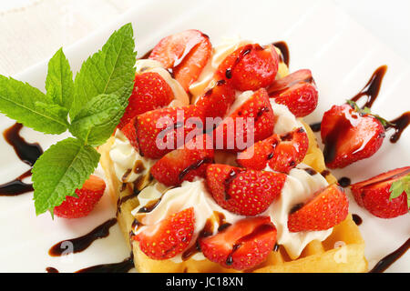 Belgische Waffel mit geschlagener Sahne und frischen Erdbeeren Stockfoto