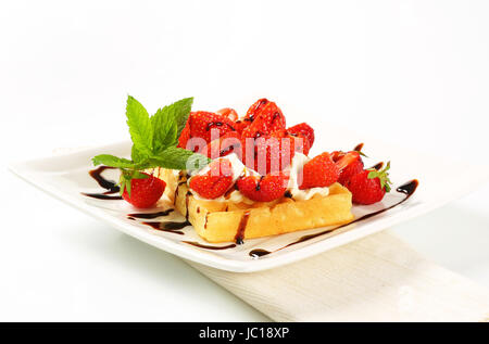 Belgische Waffel mit geschlagener Sahne und frischen Erdbeeren Stockfoto