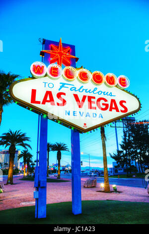LAS VEGAS - APRIL 19: Welcome to Fabulous Las Vegas Schild am 19. April 2014 in Las Vegas, Nevada. Es ist ein Wahrzeichen von Las Vegas im Mai 1959 finanziert und errichtet bald nach Western Neon Stockfoto